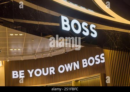 Flughafen Abu Dhabi, Zayed International Airport. Das neue Terminal A hat eine Kapazität von 45 Millionen Passagieren pro Jahr. Duty-Free-Shop, Marke Stockfoto