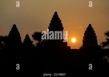Silhouette des buddhistischen Tempelkomplexes Angkor Wat bei Sonnenaufgang in Siem Reap, Kambodscha. Gilt als das größte religiöse Denkmal der Welt. Stockfoto
