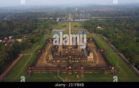 Luftaufnahme des Angkor Wat Tempels in Siem Reap, Kambodscha. Der buddhistische Tempelkomplex gilt als das größte religiöse Denkmal der Welt. Stockfoto