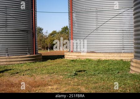 Mehrere Getreidebehälter mit flachem Boden auf einem Familienbetrieb, die zur Lagerung genutzt wurden. Stockfoto