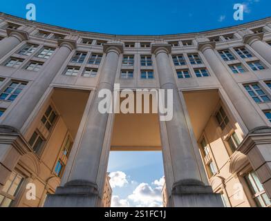 Paris, Frankreich - 01 03 2024 : die Echelles du Baroque, eine Gebäudegruppe, die vom Architekten Ricardo Bofill entworfen wurde, Place de Catalogne Stockfoto