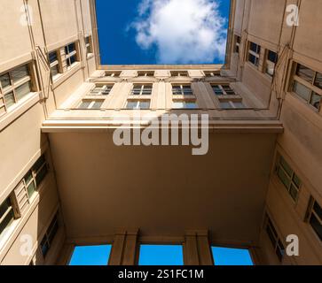 Paris, Frankreich - 01 03 2024 : die Echelles du Baroque, eine Gebäudegruppe, die vom Architekten Ricardo Bofill entworfen wurde, Place de Catalogne Stockfoto