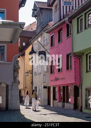 Bunte Häuser in einer Gasse in Lindau am Bodensee, Schwaben, Bayern, Deutschland, Europa Stockfoto