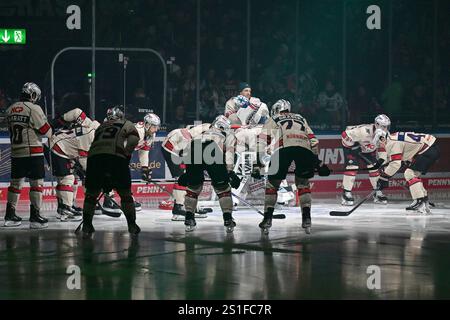 Augsburg, Deutschland. Januar 2025. Die Gaeste motivieren sich nochmal vor der Partie/DEL: Augsburger Panther - Nürnberg Ice Tigers, Curt Frenzel Stadion am 03.01.2025 Credit: dpa/Alamy Live News Stockfoto