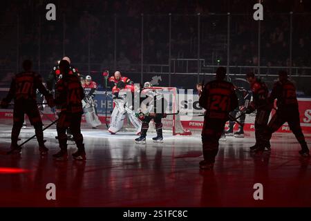 Augsburg, Deutschland. Januar 2025. Die Hausherren motivieren sich nochmal vor der Partie/DEL: Augsburger Panther - Nürnberg Ice Tigers, Curt Frenzel Stadion am 03.01.2025 Credit: dpa/Alamy Live News Stockfoto