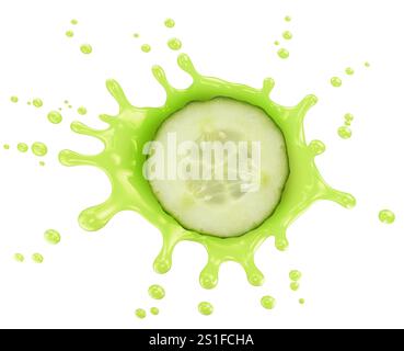 Gurkenscheibe in Saftspritzer isoliert auf weißem Hintergrund. Stockfoto