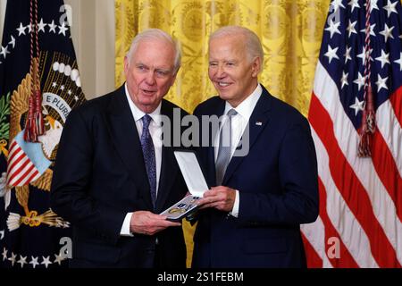 US-Präsident Joe Biden überreicht Thomas J. Vallely die Presidential Citizens Medal während einer Zeremonie im Weißen Haus, Washington, DC, USA, am 2. Januar 2025. Die Presidential Citizens Medal wird vom Präsidenten an Personen verliehen, die vorbildliche Taten oder Gottesdienste vollbracht haben. Kredit: Will Oliver/Pool über CNP Stockfoto