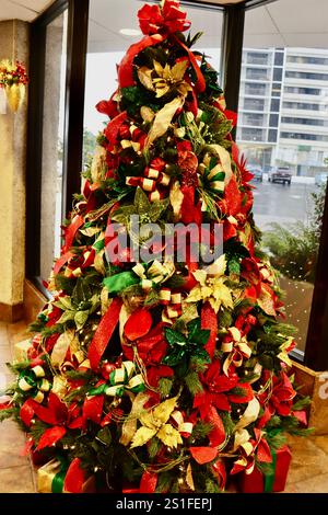 Geschmückter Weihnachtsbaum in der Lobby des Appartementgebäudes in Lakewood, Ohio, Dezember 2024 Stockfoto