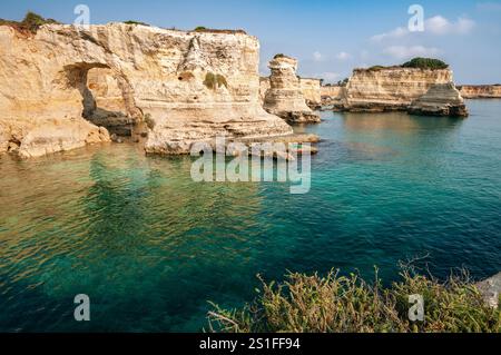 Zerklüftete Klippen am Torre Sant’Andrea in Salento, Apulien, Italien Stockfoto
