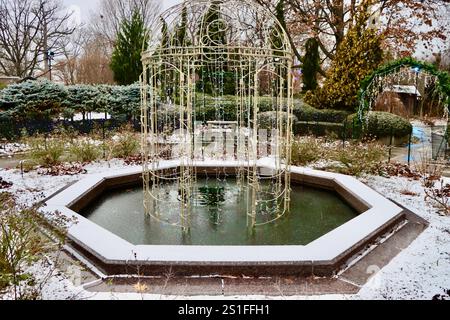 Schneebedeckter Gartenspaziergang in Cleveland Botanical Gardens im Dezember 2024. Stockfoto