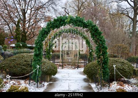 Schneebedeckter Gartenspaziergang in Cleveland Botanical Gardens im Dezember 2024. Stockfoto