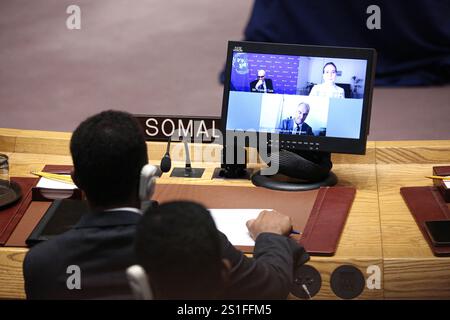 New York, New York, USA. Januar 2025. Blick auf den Sitzbereich Somalias bei der ersten Sitzung des Sicherheitsrats im Jahr 2025 mit neuen Mitgliedern Dänemarks, Griechenlands, Pakistans, Panamas und Somalias. Das Treffen konzentrierte sich auf den internationalen Frieden und die internationale Sicherheit mit dem Schwerpunkt Palästina. Die Gastredner wurden auf Bildschirmen projiziert: VOLKER TURK, UN-Hochkommissar für Menschenrechte (Top L), TANJA HAJ-HASSEN, Pädiatrie und Mitbegründer von GazaMedicVoices (Top R) und RICHARD PEEPERKORN, WHO-Vertreter für das besetzte palästinensische Gebiet. (Kreditbild: © Bianca Otero/ZUMA Press Wire) NUR REDAKTIONELLE VERWENDUNG! Nicht für kommerzielle US CR Stockfoto