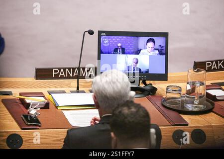 New York, New York, USA. Januar 2025. Blick auf den Sitzbereich in Panama bei der ersten Sitzung des Sicherheitsrats im Jahr 2025 mit neuen Mitgliedern aus Dänemark, Griechenland, Pakistan, Panama und Somalia. Das Treffen konzentrierte sich auf den internationalen Frieden und die internationale Sicherheit mit dem Schwerpunkt Palästina. Die Gastredner wurden auf Bildschirmen projiziert: VOLKER TURK, UN-Hochkommissar für Menschenrechte (Top L), TANJA HAJ-HASSEN, Pädiatrie und Mitbegründer von GazaMedicVoices (Top R) und RICHARD PEEPERKORN, WHO-Vertreter für das besetzte palästinensische Gebiet. (Kreditbild: © Bianca Otero/ZUMA Press Wire) NUR REDAKTIONELLE VERWENDUNG! Nicht für kommerzielle USA CR Stockfoto