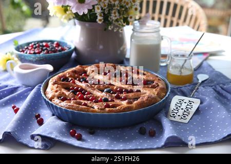 Köstlicher Johannisbeerkuchen mit frischen Beeren auf einem weißen Tisch Stockfoto