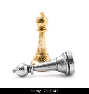 Goldener Schachbischof in der Nähe von gefallenem Silber auf weißem Hintergrund. Wettbewerbskonzept Stockfoto