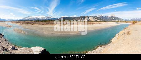 Panoramablick auf den Athabasca River mit schneebedeckten Kanadischen Rocky Mountains im Hintergrund in Alberta, Kanada Stockfoto