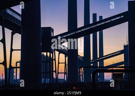 Welterbe Zeche Zollverein, Kokerei Zollverein, Schornsteine und Bandbrücken im Abendlicht, Essen, Deutschland, Kokerei Zollverein *** Welterbe Kohlebergwerk Zollverein, Kokerei Zollverein, Schornsteine und Förderbrücken im Abendlicht, Essen, Deutschland, Kokerei Zollverein Stockfoto