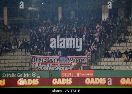 Ferrol, Spanien, 3. Januar 2025: Rayo Vallecano Fans beim Finale der Copa de SM El Rey 1/16 2024-25 zwischen Racing Club de Ferrol und Rayo Vallecano de Madrid am 3. Januar 2025 in Einem Malata Stadion in Ferrol, Spanien. Quelle: Alberto Brevers / Alamy Live News. Stockfoto