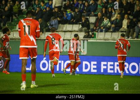 Ferrol, Spanien, 3. Januar 2025: Rayo Vallecano Spieler feiern das erste Tor beim Finale der Copa de SM El Rey 1/16 2024-25 zwischen Racing Club de Ferrol und Rayo Vallecano de Madrid am 3. Januar 2025 in Einem Malata-Stadion in Ferrol, Spanien. Quelle: Alberto Brevers / Alamy Live News. Stockfoto