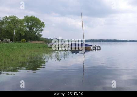 Segelboot vor Anker am Zwischenahner Meer, Bad Zwischenahn, Dreibergen, Niedersachsen, Deutschland, Europa Stockfoto