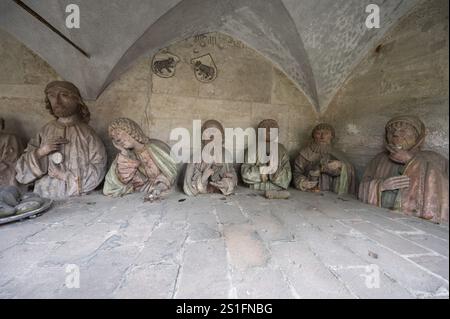 Detail der figurativen Darstellung des Letzten Abendmahls, Jesus mit seinen zwölf Jüngern, in einer Außenkapelle im Ostchor der spätgotischen St. Stockfoto