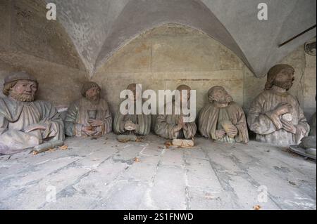 Detail der figurativen Darstellung des Letzten Abendmahls, Jesus mit seinen zwölf Jüngern, in einer Außenkapelle im Ostchor der spätgotischen St. Stockfoto