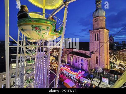 Im Riesenrad am Weihnachtsmarkt mit der Reinoldikrche am Abend, Dortmund, Ruhrgebiet, Deutschland, Europa Stockfoto