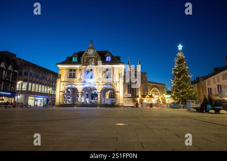 Weihnachtsdekoration in Peterborough Guildhall und Cathedral Square Stockfoto