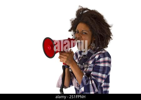 Junge Frau, die in Megaphon schreiend auf weißem Hintergrund abgeschnitten hat Stockfoto