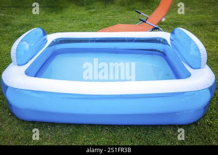 Planschbecken gefüllt mit Wasser auf einer Sommerwiese Stockfoto