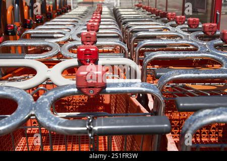Einkaufswagen wurden im Detail ineinander geschoben Stockfoto