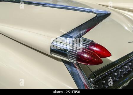 BAD NAUHEIM, Deutschland AUGUST 2017: Detail der Heckflosse eines Oldtimers bei einer Veranstaltung, 16. European Elvis Festival in Bad Nauheim, Hessen Stockfoto