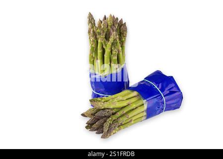 Frischer grüner Spargel auf weißem Hintergrund Stockfoto