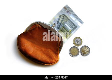 Altmodische Geldbörse aus braunem Leder. Oben steht eine Banknote, an der Seite drei Euro-Münzen. Ausschnitt auf weiß. Querformat. O Stockfoto