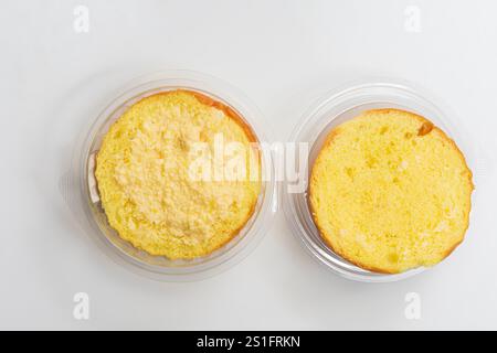 Ein Bild von oben, das gespaltene Butterbrötchen zeigt, die ordentlich in durchsichtigen Plastikbehältern angeordnet sind. Ideal für Werbeaktionen in Bäckerei. Stockfoto