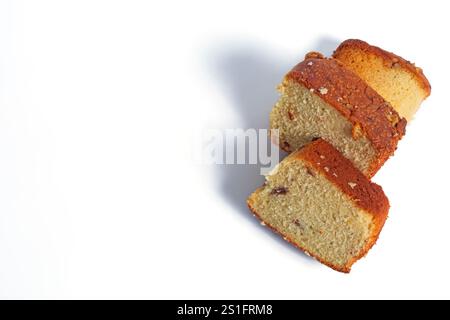 Appetitliche Scheiben einer hausgemachten Torte auf einem sauberen weißen Hintergrund, perfekt für Backwarenaktionen. Stockfoto