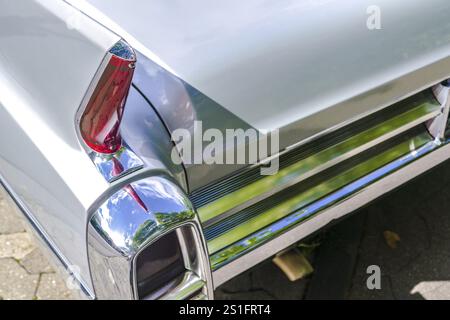 BAD NAUHEIM, Deutschland AUGUST 2017: Detail der Heckflosse eines Oldtimers bei einer Veranstaltung, 16. European Elvis Festival in Bad Nauheim, Hessen Stockfoto