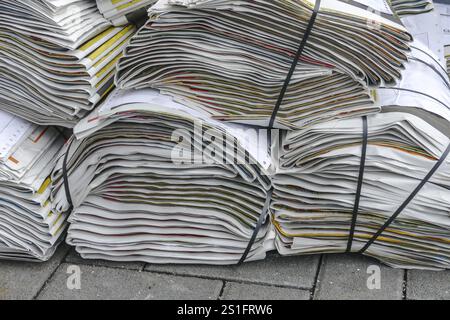 Stapelweise Zeitungen im Detail auf der Straße Stockfoto