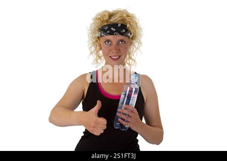 Sportliche Frau mit einer Flasche Wasser auf weißem Hintergrund Stockfoto