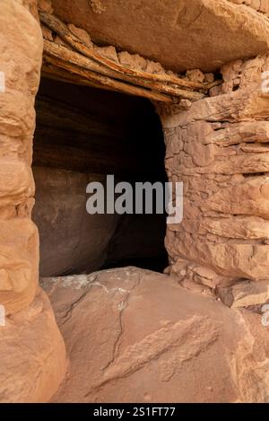 Eintritt in die angestammte puebloan Struktur, Navajo Nation, Arizona. Stockfoto