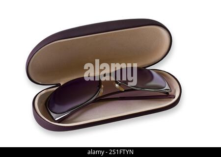 Sonnenbrille mit Brillenetui auf weißem Hintergrund Stockfoto