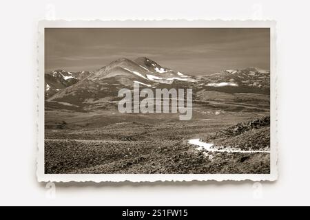 Landschaftspanorama, die teilweise schneebedeckten Berge der Sierra Nevada erheben sich am Horizont. Foto in Sepia-Tönen, weißer Rand mit gezackten Kanten i Stockfoto