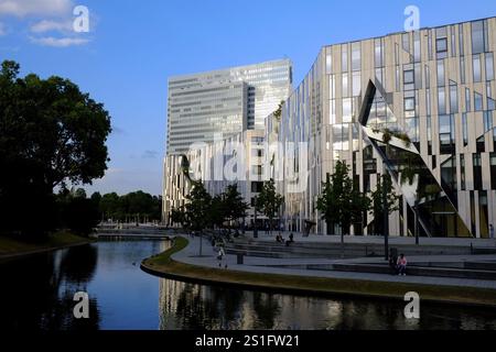 Abendliche Atmosphäre im Koe-Bogen, einem Büro- und Geschäftshaus im Zentrum von Düsseldorf. Das Dreischeibenhaus im Hintergrund. Querformat Stockfoto