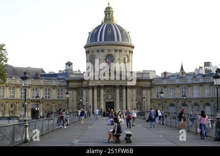 Die Pont des Arts, die Brücke der Künste, überspannt die seine und führt direkt zum Kuppelgebäude des Instituts de France, dem Sitz von fünf Academ Stockfoto