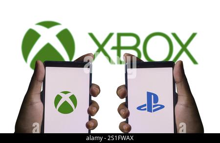Xbox vs PS5-Logo auf dem Smartphone. Stockfoto