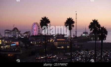 Abends im Vergnügungspark (Pacific Park) mit Riesenrad, Achterbahn, Restaurants und Geschäften am Santa Monica Pier, Santa Monica, Califo Stockfoto