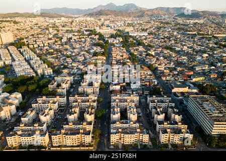 Blick aus der Vogelperspektive auf die gemeinsamen Wohngebäude im Iraja-Viertel in Rio de Janeiro City Stockfoto