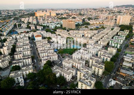 Blick aus der Vogelperspektive auf die gemeinsamen Wohngebäude im Iraja-Viertel in Rio de Janeiro City Stockfoto