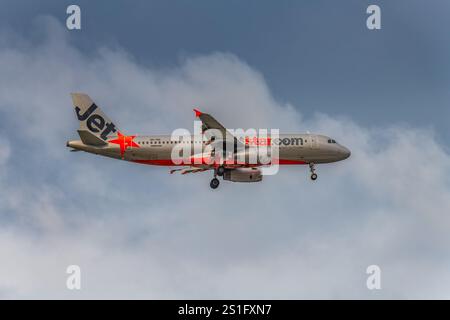 VH-VZF - Boeing 737-838 - Qantas Flugzeug über Sydney, NSW, Australien. Angenommen am 2. Juni 2024. Stockfoto