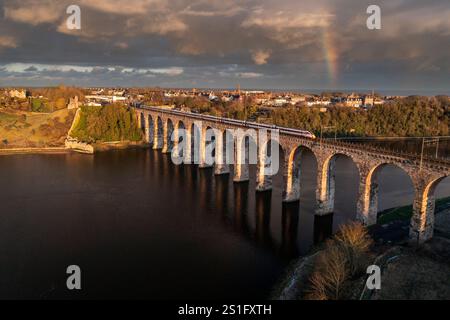 Ein LNER-Azuma-Zug überquert die Royal Border Bridge, die die wichtigste Eisenbahnverbindung der Ostküste über den Fluss Tweed in Berwick, Northumberland, führt. Stockfoto